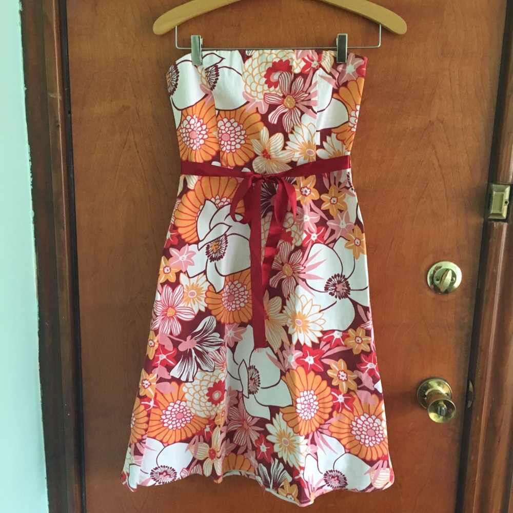 Charming strapless dress with satin ribbon tie.